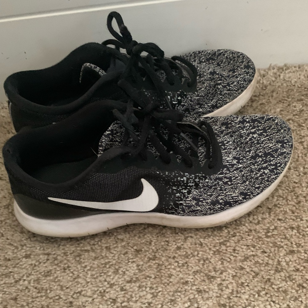 Women’s Nike Tennis Shoe